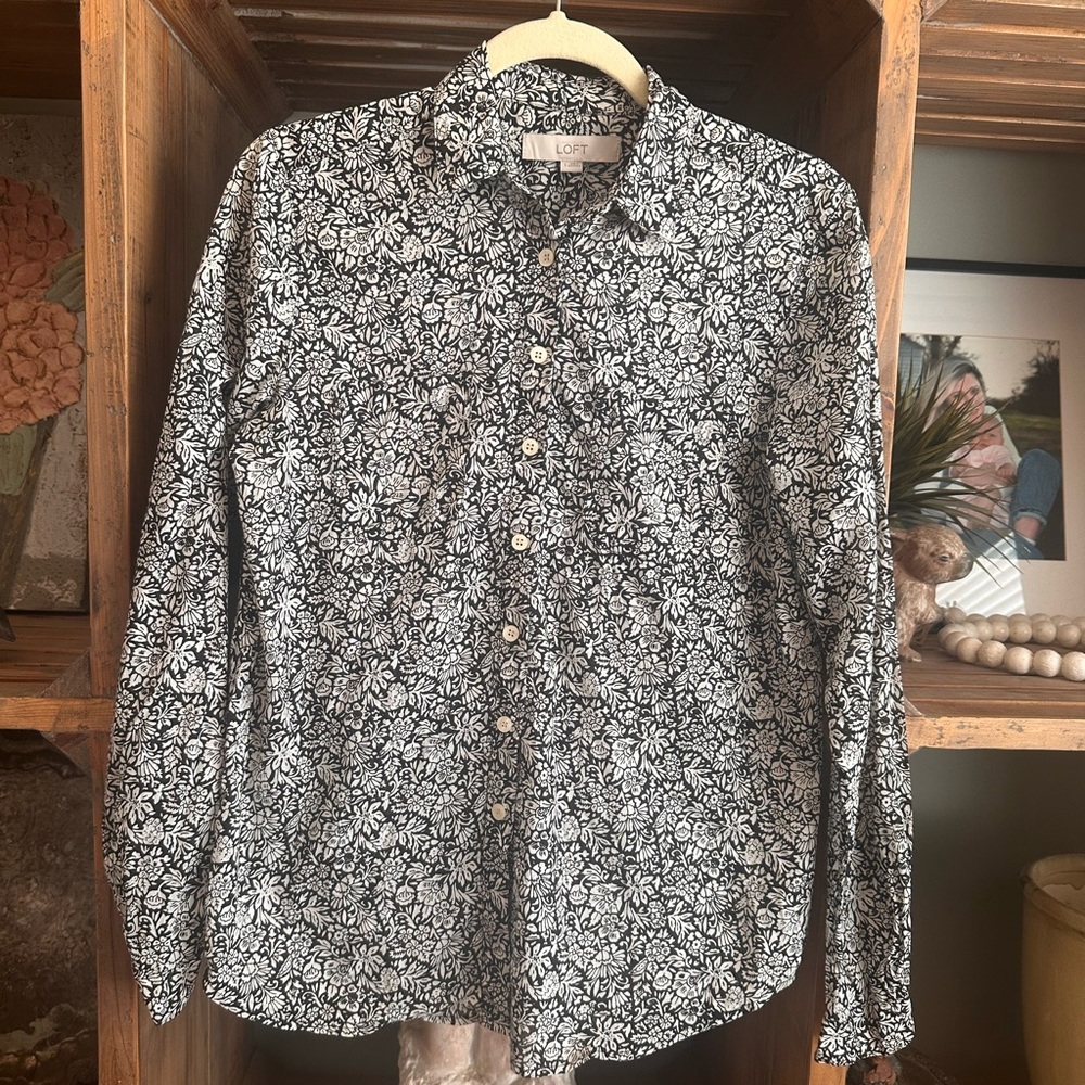 Ann Taylor Loft Blouse Button Front Floral Black and White SZ S